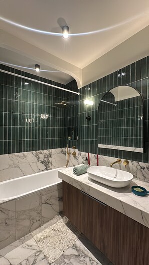 Ensemble douche/baignoire, sèche-cheveux, serviettes fournies, savon