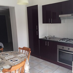 Frigorifero, microonde, forno, piano cottura