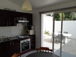 Frigorifero, microonde, forno, piano cottura
