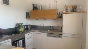 Kühlschrank, Mikrowelle, Ofen, Herdplatte