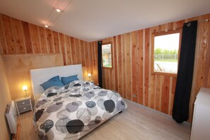 4 bedrooms, in-room safe, iron/ironing board, travel cot