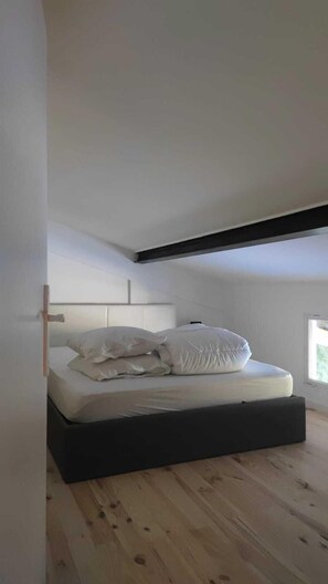 4 bedrooms, in-room safe, iron/ironing board, travel cot