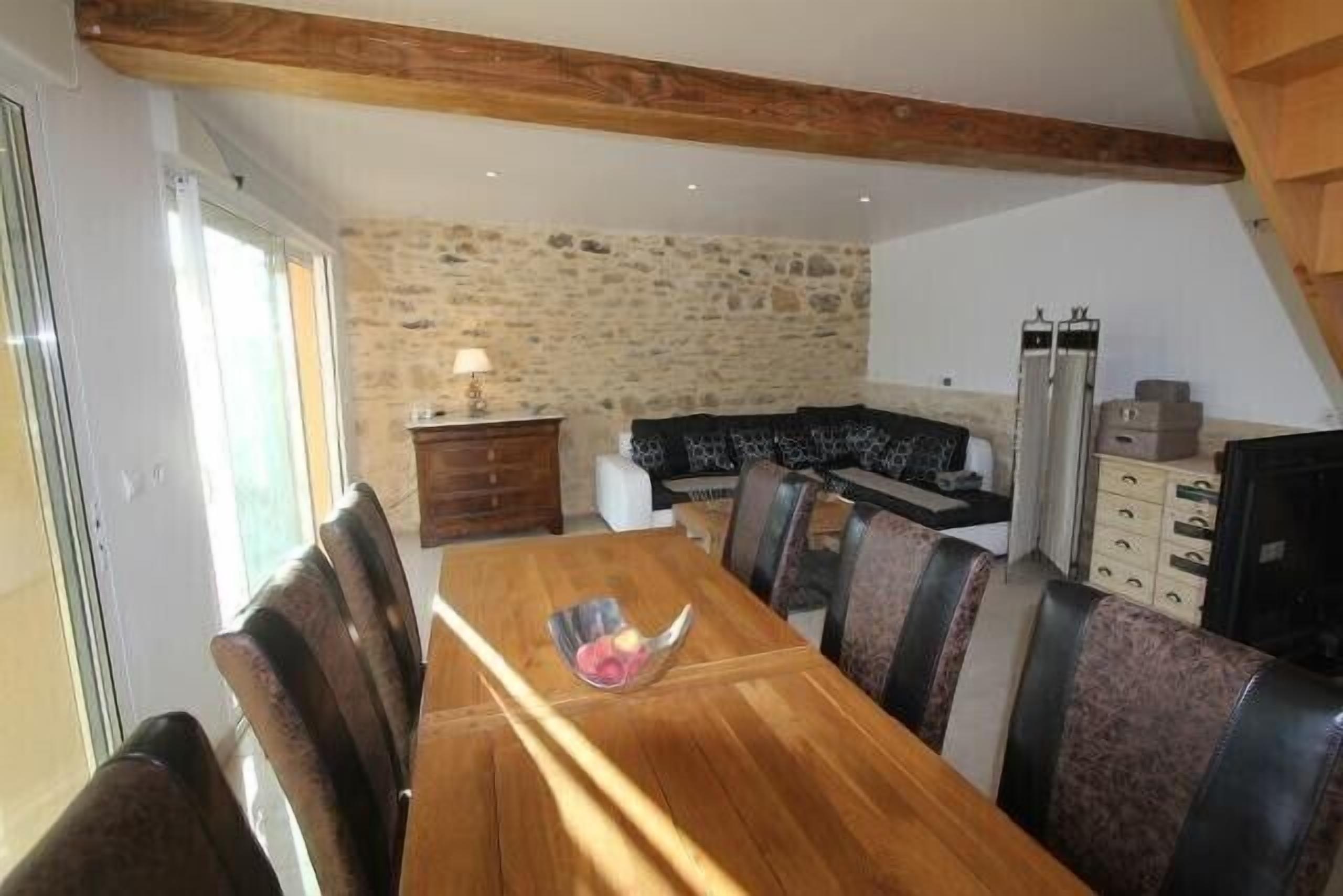 テレビ、DVD プレーヤー、テーブルサッカー台、卓球台