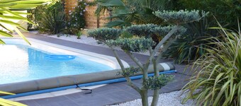 Very beautiful wooded villa, heated swimming pool, breathtaking view - 8/10 people