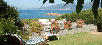Villa les pieds dans l'eau sur le golfe d'Ajaccio