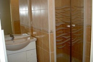 Douche, séchoir à cheveux, serviettes fournies, savon