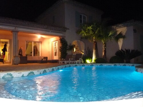  Villa climatisée quartier calme et résidentiel piscine privée, vue sur le golf.