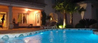 Luxe villa in een woonwijk met prive zwembad met uitzicht op de golfbaan.