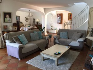 Fernseher, DVD-Player, Bücher, Stereoanlage