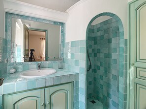 Duschwanne, Haartrockner, Bidet