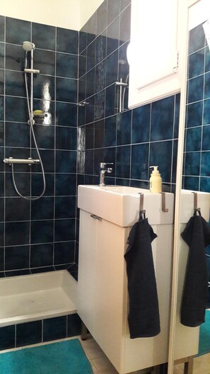 Baignoire, sèche-cheveux, serviettes fournies, savon
