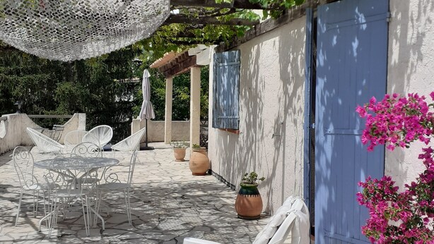 Outdoor dining - Country house with private pool, 20 minutes from the sea ideal for families (Saint Jeannet)