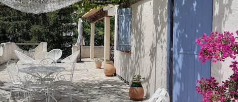 تناول الطعام بالخارج