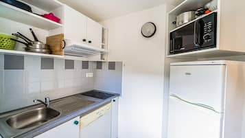 JÀÀkaappi, mikroaaltouuni, astianpesukone, kahvin-/teenkeitin