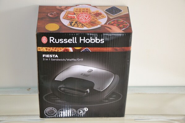 A box of Russell Hobbs FIesta 3 in 1 Sandwich/Waffle/Grill. - Fisherman's cottage ***, parking possible, 80 m from the sea, garden, 5 per, wifi (Cancale)