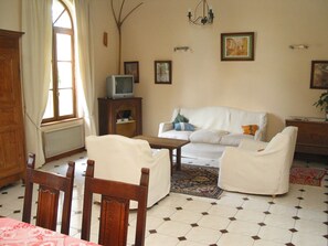 Fernseher, Kamin, Tischtennisplatte, Stereoanlage