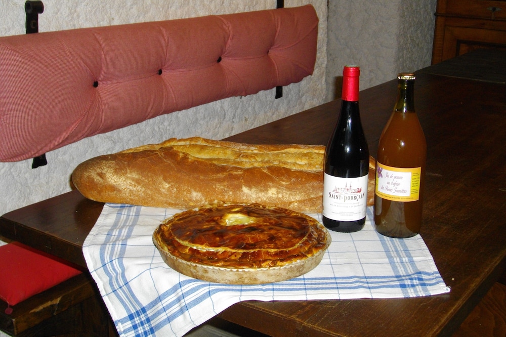 Cottage of the Domaine de Chateux. Welcome to Marlene! Near Boussac