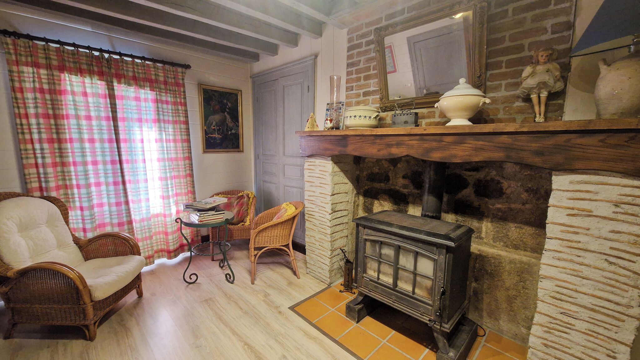 Fernseher, Kamin, DVD-Player, Bücher