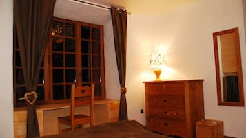 4 dormitorios, tabla de planchar con plancha, cuna de viaje