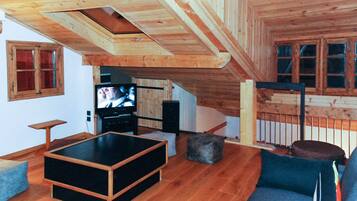 Una televisión, una chimenea, un reproductor de DVD, libros