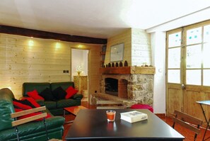 TV, peis, DVD-spiller og bøker