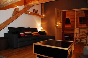 TV, peis, DVD-spiller og bøker