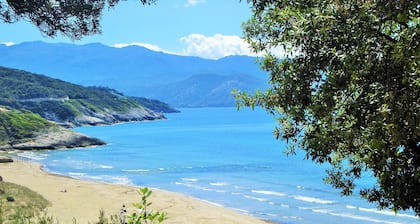 Upea huvila, jossa lämmitetty uima-allas, 900 metrin päässä Farinolen rannalta