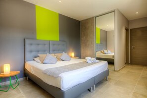 4 chambres, coffres-forts dans les chambres, fer et planche à repasser