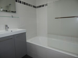 Duschwanne, Haartrockner, Toilettenpapier