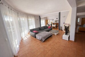 Smart TV, fireplace, DVD player, stereo