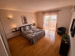 4 bedrooms, iron/ironing board, travel cot, WiFi
