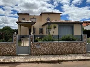 Exterior - Algarve Villa - Private Pool - Sleeps 10 - Air conditioning, barbecue & terrace (lagoa)