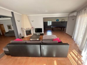 Smart TV, fireplace, DVD player, stereo