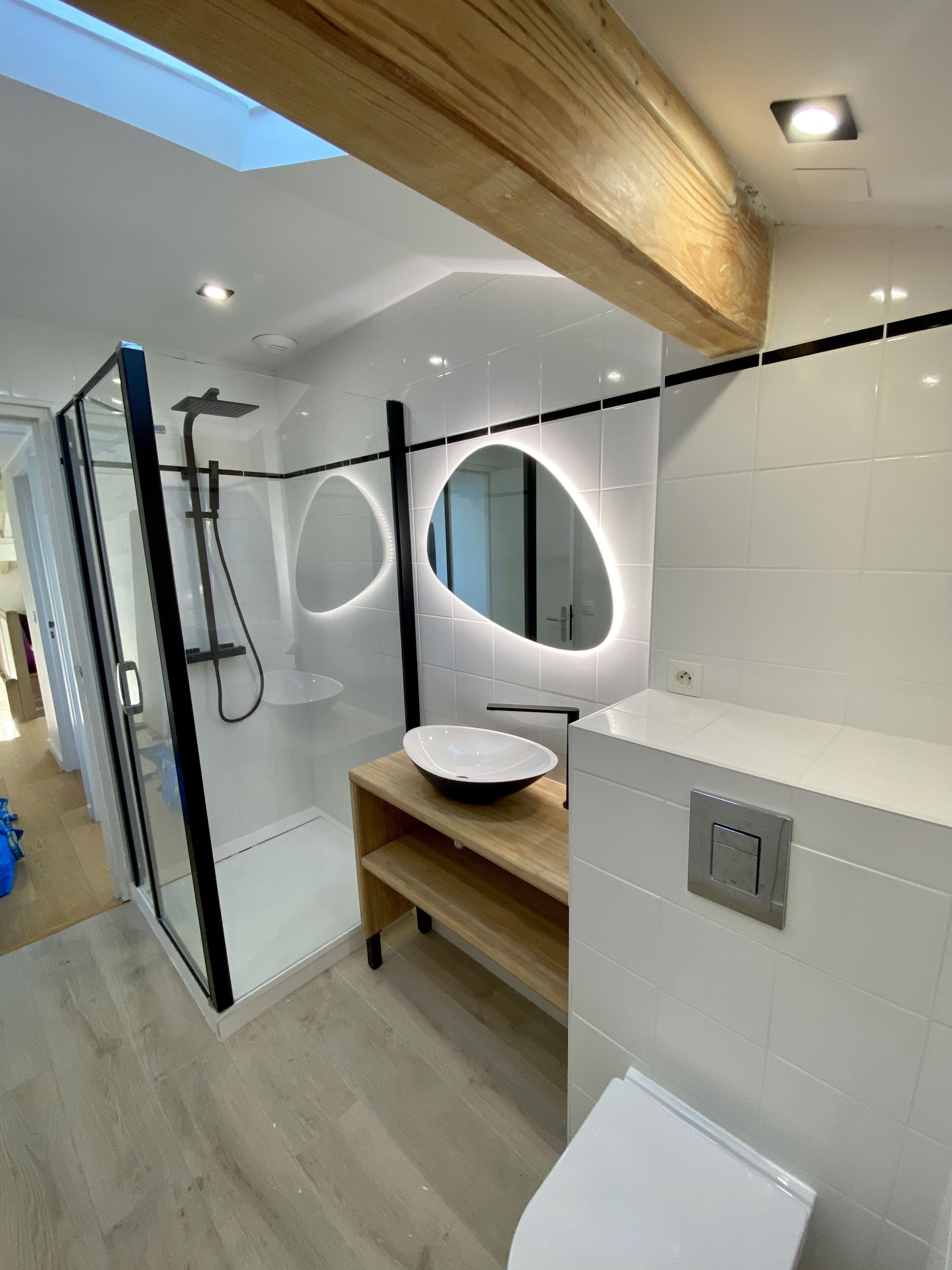 Douche, sèche-cheveux, serviettes fournies, savon