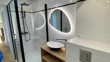 Douche, sĂšche-cheveux, serviettes fournies, savon