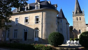 A historic building with a round tower and a large central tower. - Château near the Puy du Fou, in the heart of the Vendée bocage (Sèvremont)