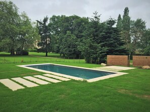 Outdoor pool, a heated pool - Château near the Puy du Fou, in the heart of the Vendée bocage (Sèvremont)