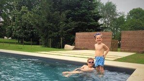A swimming pool with two children, one standing and one swimming. - Château near the Puy du Fou, in the heart of the Vendée bocage (Sèvremont)