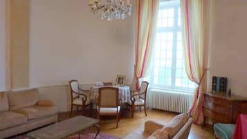 Una Smart TV, una chimenea, un reproductor de DVD, un futbolín