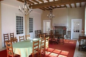 Dining - Château near the Puy du Fou, in the heart of the Vendée bocage (Sèvremont)