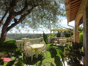 Outdoor dining - Air-conditioned villa with private pool and garden, 5 km from the sea (Saint-Laurent-Du-Var)
