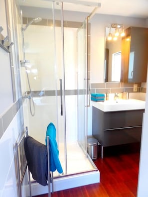 Combined shower/bathtub, hair dryer - seaside villa classified 4 **** heated pool (Bourcefranc-Le-Chapus)