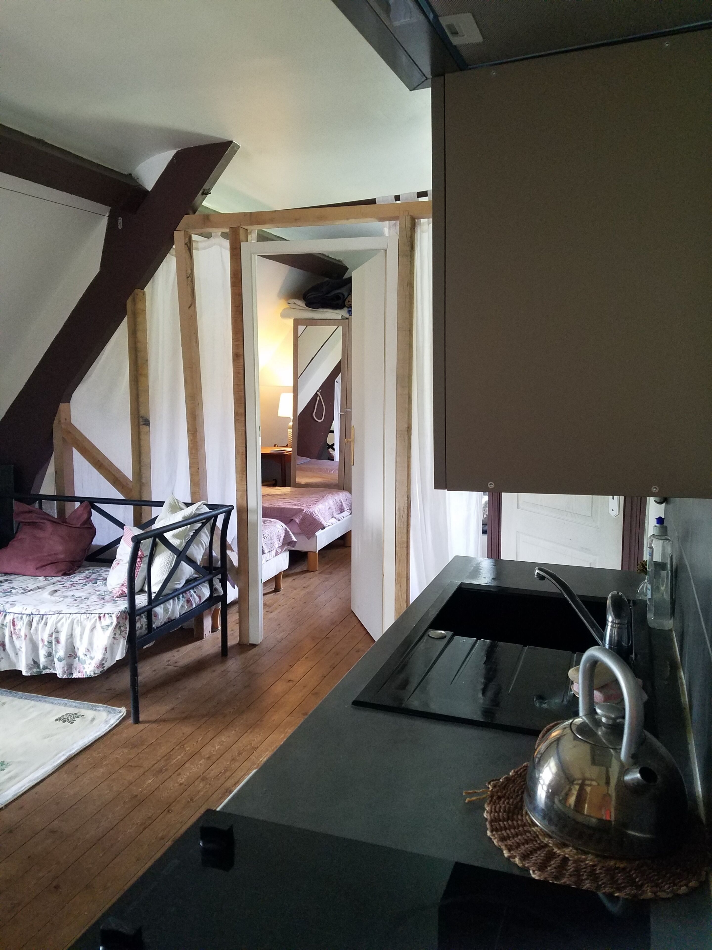 3 habitaciones, escritorio y tabla de planchar con plancha 