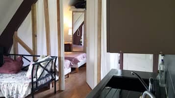 3 bedrooms, desk, iron/ironing board, travel crib