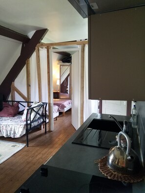 3 habitaciones, escritorio y tabla de planchar con plancha 