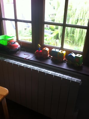 Réfrigérateur, micro-ondes, plaque de cuisson, cafetière/bouilloire