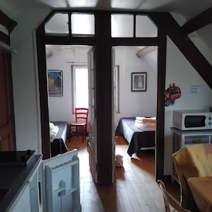3 habitaciones, escritorio y tabla de planchar con plancha
