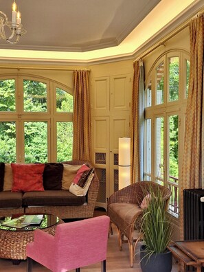 Televisie, een open haard, een dvd-speler en een tafeltennistafel