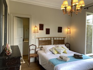 4 habitaciones, tabla de planchar con plancha y cuna de viaje 