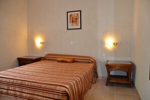 5 slaapkamers, een strijkplank/strijkijzer, reisbedje, gratis wifi